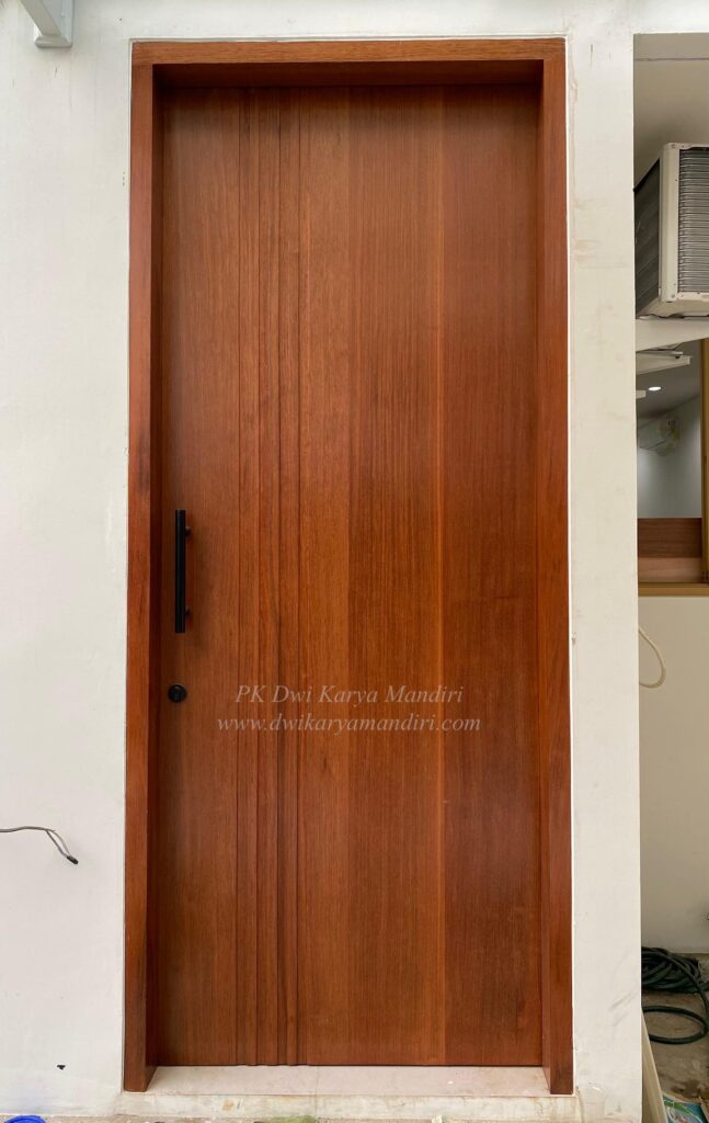 Pintu panel minimalis